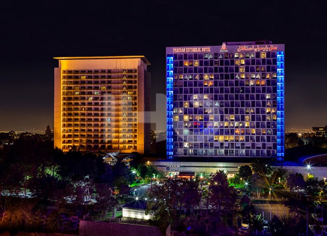 برج های هتل استقلال در شب