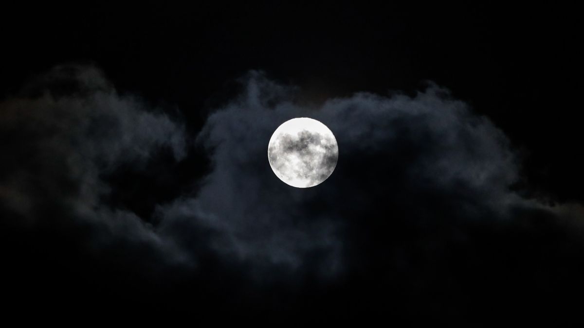 عکس | «ماه توت‌فرنگی» از نگاه عکاسان در سراسر دنیا