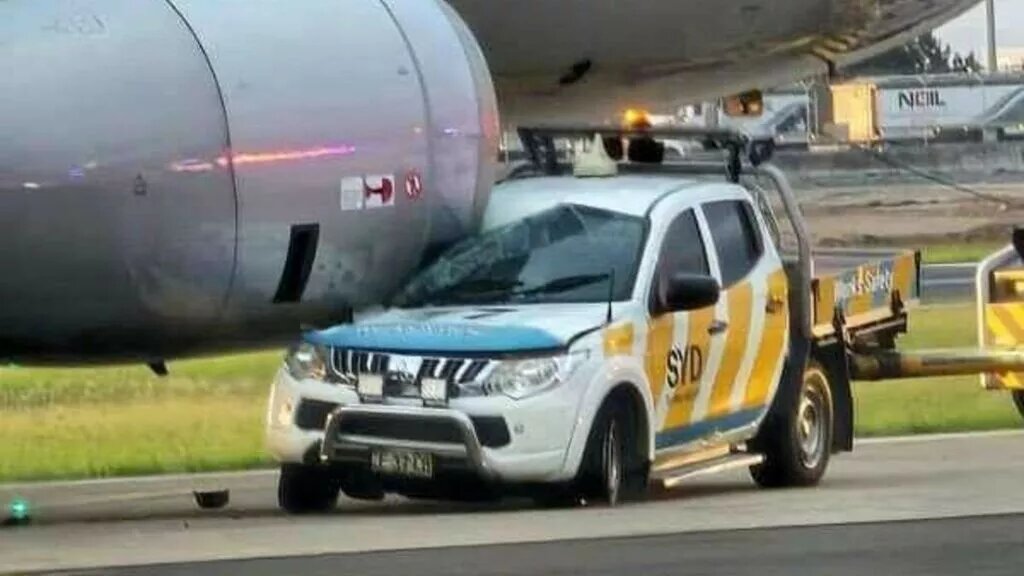 تصادف عجیب یک خودرو با موتور هواپیما! / حادثه‌ای که چندین پرواز را لغو کرد/عکس