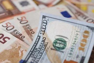 Checking the history of the euro to dollar currency pair