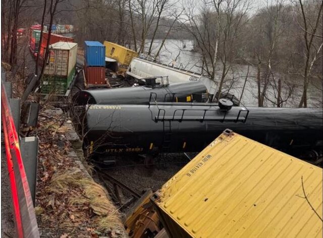 تصادف و خروج از ریل سه قطار باریِ حامل مواد شیمیایی در آمریکا